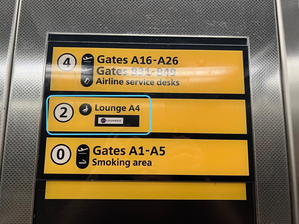 No.1 Lounge Heathrow T2へ向かうエレベーター内の案内