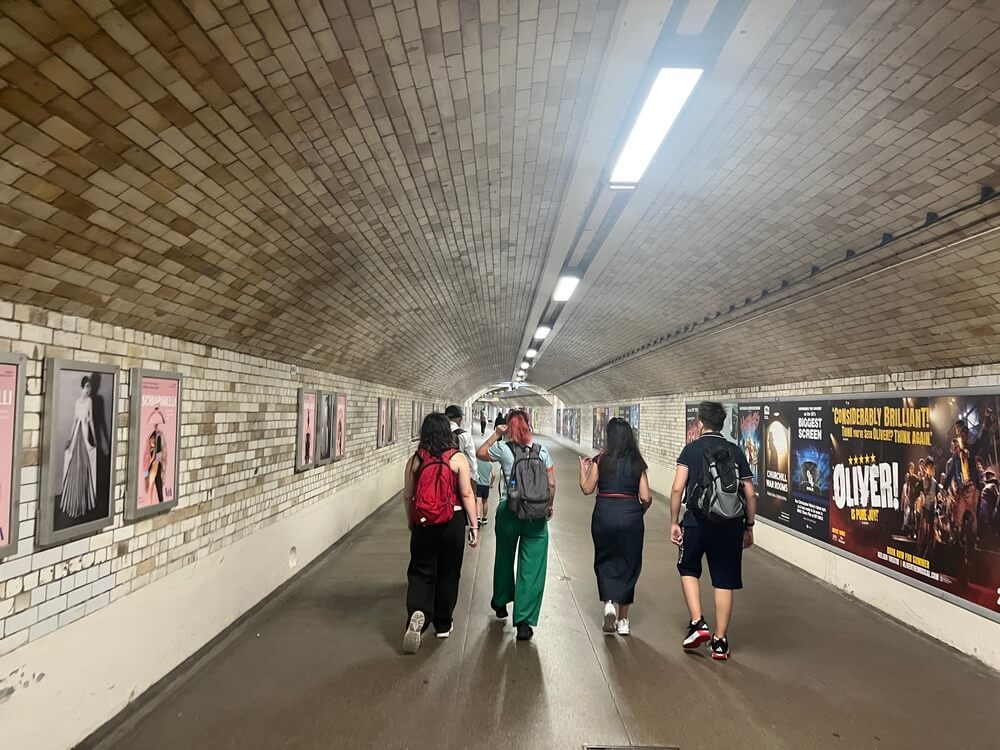 South Kensington駅からロンドン自然史博物館へ続く地下道