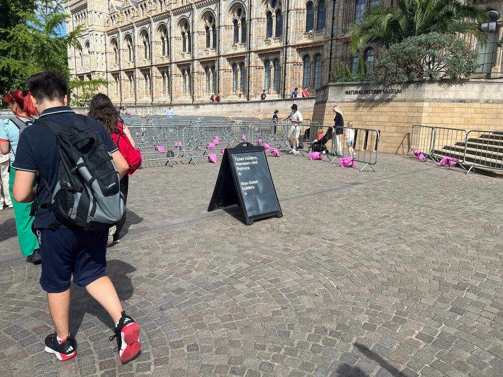 ロンドン自然史博物館のチケット保持者/未保持者のレーンの分かれ目