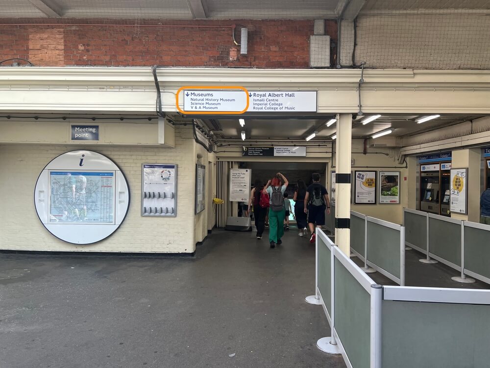 South Kensington駅の改札を出た後の案内板