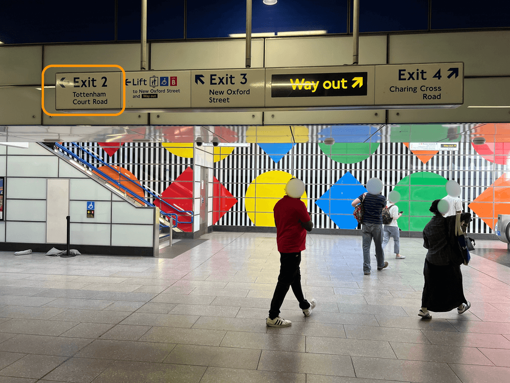 Tottenham Court Road駅構内の案内板