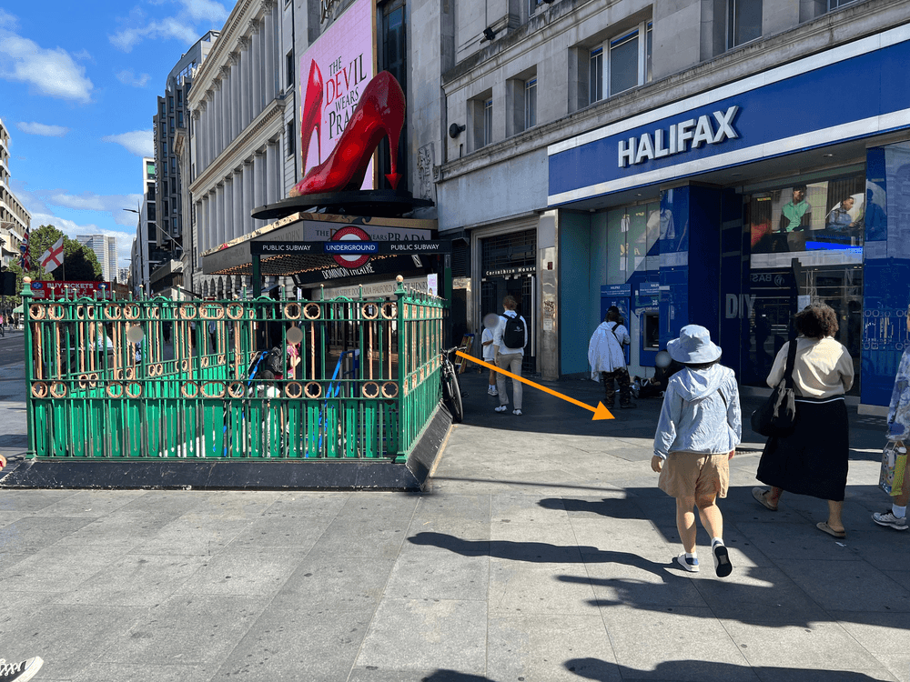 Tottenham Court Road駅(Exit2)の出口