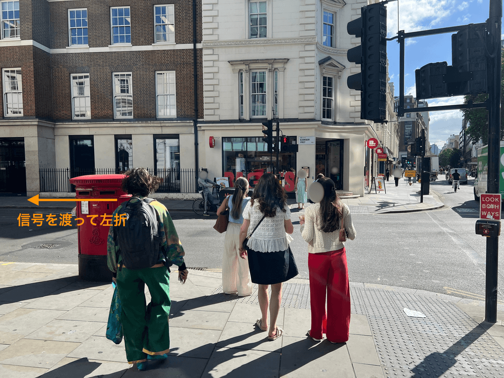 New Oxford Streetを進んだ先にある1つ目の信号付き交差点