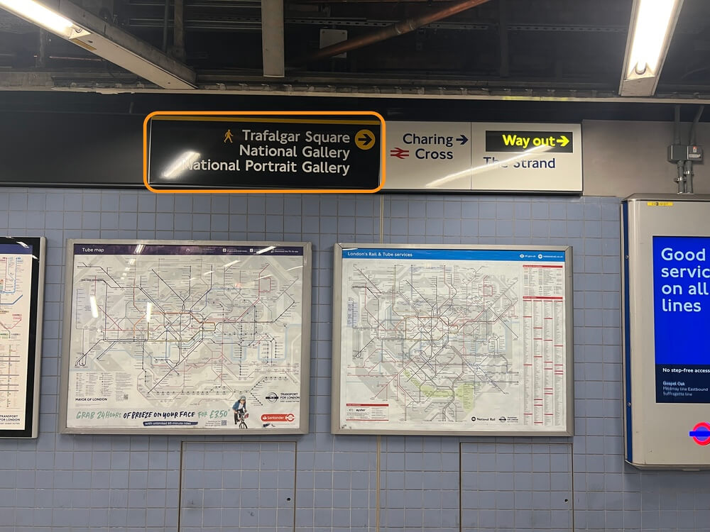 地下鉄「Charing Cross(チャリング・クロス)駅」を出た後の案内板