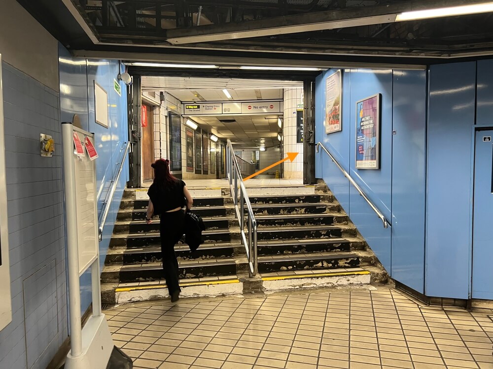 「Exit 10」の出口の手前にある階段