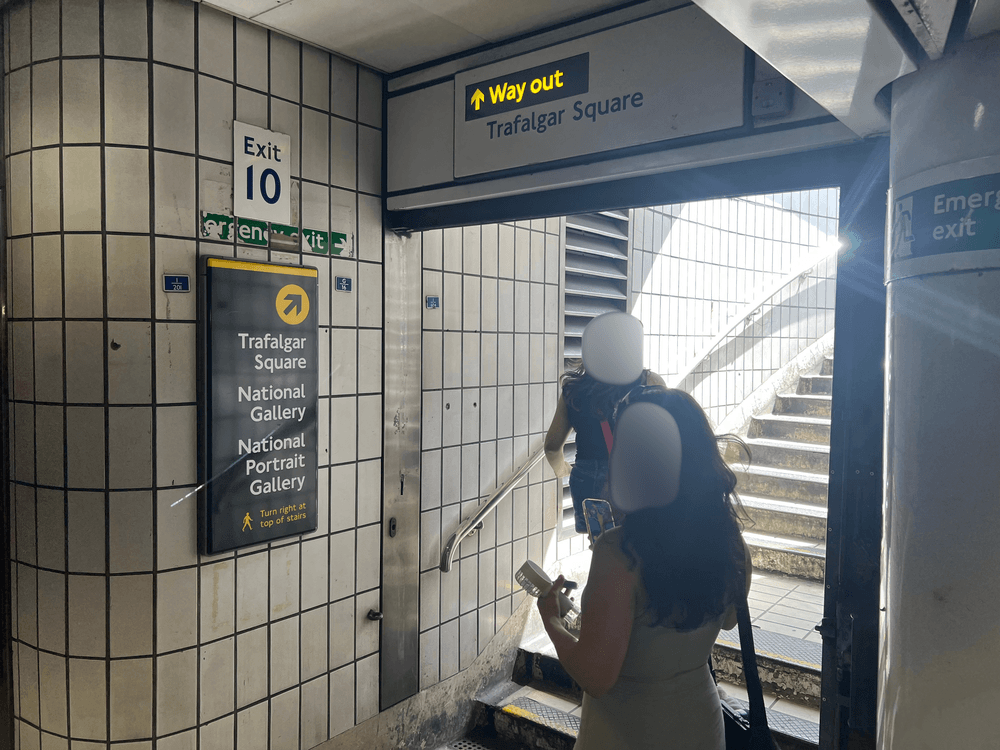 地下鉄「Charing Cross(チャリング・クロス)駅」のExit10出口