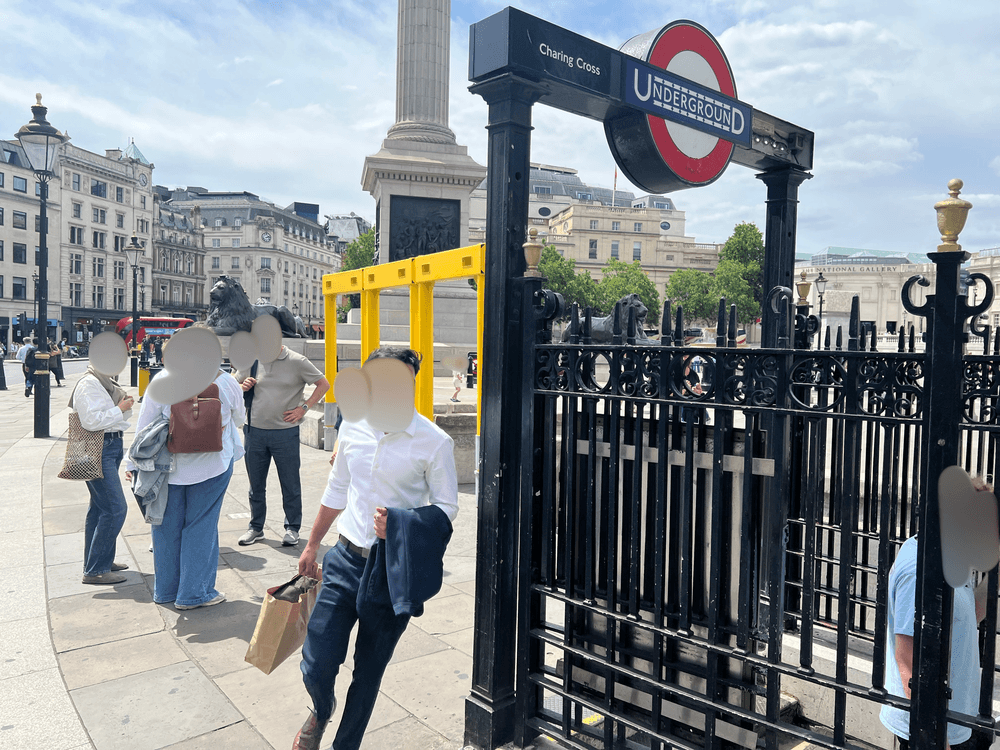 地下鉄「Charing Cross(チャリング・クロス)駅」のExit10出口から出た後