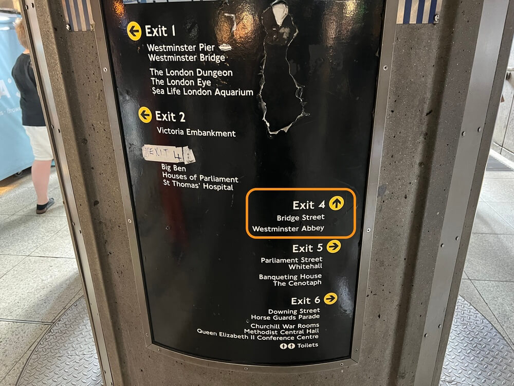 Westminster駅の「Exit 4(4番出口)」が記載されている案内板