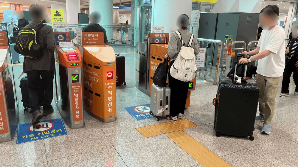 直通列車用のオレンジ色の改札